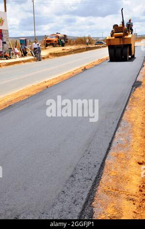 vitoria da conquista, bahia, brasile - 15 settembre 2011: Macchine e operai sono visti fare ripavimentazione di asfalto su un viale nella città di Vitoria Foto Stock