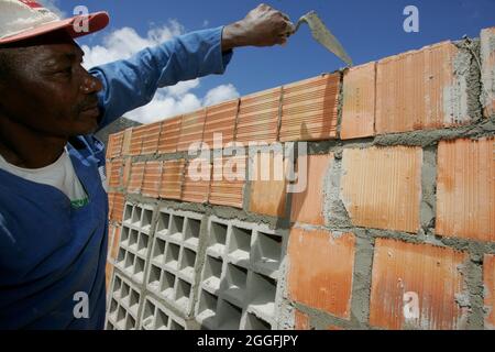 Eunapolis, bahia, brasile - 30 marzo 2011: Mason è visto lavorare alla costruzione di case per il programma di alloggi del governo federale nella città di Foto Stock