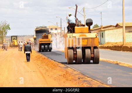 vitoria da conquista, bahia, brasile - 15 settembre 2011: Macchine e operai sono visti fare ripavimentazione di asfalto su un viale nella città di Vitoria Foto Stock