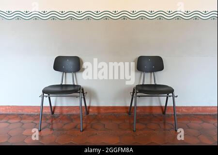 Due sedie nel corridoio del municipio storico di Koepenick Foto Stock