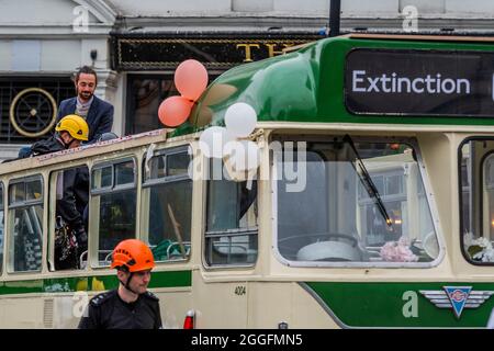 Londra, Regno Unito. 31 ago 2021. L'ultimo protesto è rimosso dal tetto e arrestato - la ribellione di estinzione continua le sue due settimane con una protesta che blocca London Bridge con un vintage wedding bus., sotto il nome overalll impossibile Rebellion. Credit: Guy Bell/Alamy Live News Foto Stock