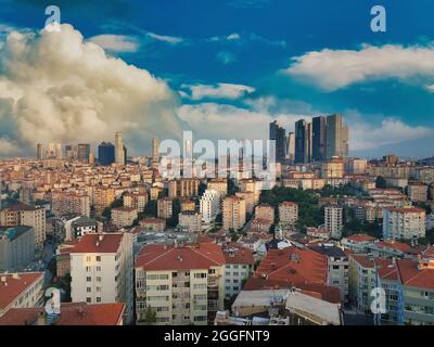 L'intensa espansione urbana e la crescita della popolazione rendono Istanbul una delle città più difficili in cui vivere. Urbanizzazione caotica a Istanbul. Foto Stock