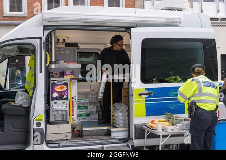 Londra, Regno Unito. 31 agosto 2021. Il London Bridge si ribalta per il traffico in entrambe le direzioni dopo un isolato di pomeriggio da Extinction Rebellion XR che protesta per il cambiamento climatico sul lato sud del London Bridge vicino al Borough Market. Furgone per bevande per agenti di polizia in servizio. Credit: Xiu Bao/Alamy Live News Foto Stock