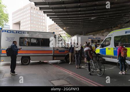 Londra, Regno Unito. 31 agosto 2021. London Bridge è in ripresa per il traffico in entrambe le direzioni dopo un isolato di pomeriggio da Extinction Rebellion XR che protesta per il cambiamento climatico sul lato sud del London Bridge vicino al Borough Market. Dimostrazione vintage wedding bus è stato rilasciato e portato via dalla polizia. Road closureCredit: Xiu Bao/Alamy Live News. Foto Stock