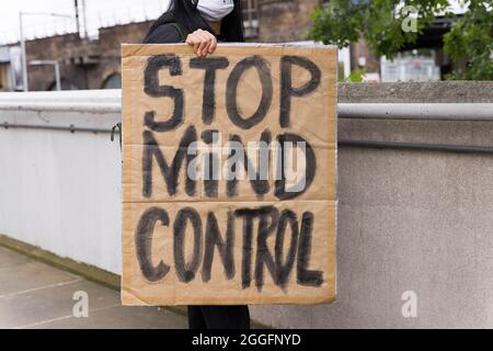 Londra, Regno Unito. 31 agosto 2021. Il London Bridge è in ripresa per il traffico in entrambe le direzioni dopo un isolato di pomeriggio da Extinction Rebellion XR che protesta per il cambiamento climatico sul lato sud del London Bridge vicino al Borough Market. L'autobus dimostrativo è stato rilasciato e portato via dalla polizia. Credit: Xiu Bao/Alamy Live News Foto Stock