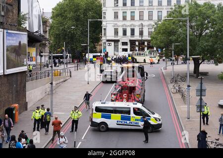 Londra, Regno Unito. 31 agosto 2021. Il London Bridge è in ripresa per il traffico in entrambe le direzioni dopo un isolato di pomeriggio da Extinction Rebellion XR che protesta per il cambiamento climatico sul lato sud del London Bridge vicino al Borough Market. L'autobus dimostrativo è stato rilasciato e portato via dalla polizia.Credit: Xiu Bao/Alamy Live News Foto Stock