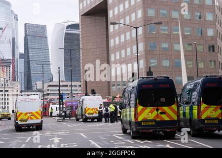 Londra, Regno Unito. 31 agosto 2021. London Bridge è in ripresa per il traffico in entrambe le direzioni dopo un isolato di pomeriggio da Extinction Rebellion XR che protesta per il cambiamento climatico sul lato sud del London Bridge vicino al Borough Market. Dimostrazione vintage wedding bus è stato rilasciato e portato via dalla polizia.Credit: Xiu Bao / Alamy Live News Foto Stock