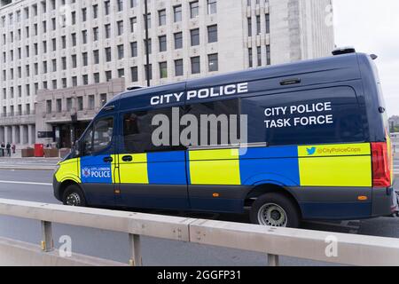 Londra, Regno Unito. 31 agosto 2021. Il London Bridge si ribalta per il traffico in entrambe le direzioni dopo un isolato di pomeriggio da Extinction Rebellion XR che protesta per il cambiamento climatico sul lato sud del London Bridge vicino al Borough Market. City Police Task Force van Credit: Xiu Bao/Alamy Live News Foto Stock