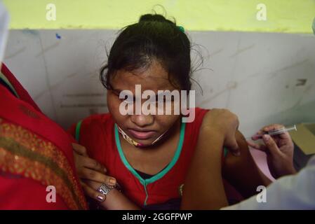 Kolkata, India. 31 ago 2021. La donna ipovedente viene somministrata con il vaccino della corona Covishield all'ospedale. Le persone ipovedenti vengono vaccinate contro la diffusione dell'infezione da covid-19 all'ospedale Maniktalata ESI organizzato dal Social welfare per la ONG Blind. Credit: SOPA Images Limited/Alamy Live News Foto Stock