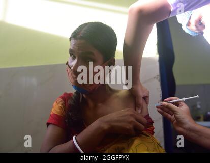 Kolkata, India. 31 ago 2021. La donna ipovedente viene somministrata con il vaccino della corona Covishield all'ospedale. Le persone ipovedenti vengono vaccinate contro la diffusione dell'infezione da covid-19 all'ospedale Maniktalata ESI organizzato dal Social welfare per la ONG Blind. Credit: SOPA Images Limited/Alamy Live News Foto Stock