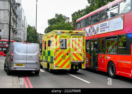 Londra, Inghilterra - Agosto 2021: Ambulanza di Londra con luci blu che lampeggiano schiacciando il traffico nel centro di Londra in risposta a una chiamata di emergenza Foto Stock