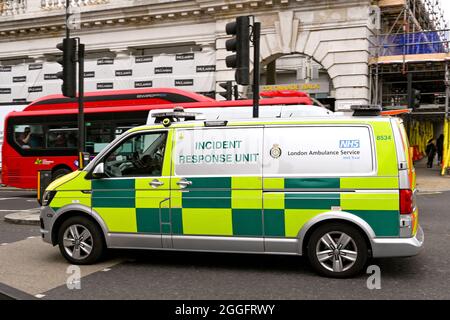 Londra, Inghilterra - Agosto 2021: Veicolo dell'unità di risposta di incidente del servizio di ambulanza di Londra che guida su una strada della città Foto Stock