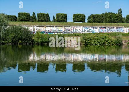 Il Nordsternpark, ex sito di collisione di Nordstern, parete di graffiti di 400 metri presso l'ex porto del carbone, Gelsenkirchen, NRW, Germania, Foto Stock