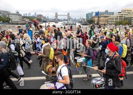 Londra, Regno Unito. 30 ago 2021. Londra, UK 30 8 21 i membri della ribellione di estinzione marciano dalla Shard al Tower Bridge dove i sostenitori salgono sulla cima di una roulotte e bloccano la strada. Extinction Rebellion Credit: Mark Thomas/Alamy Live News Foto Stock