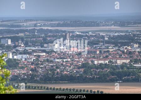 Una vista di Troyes in Francia, preso da Montgueux, al culmine dell'estate Foto Stock