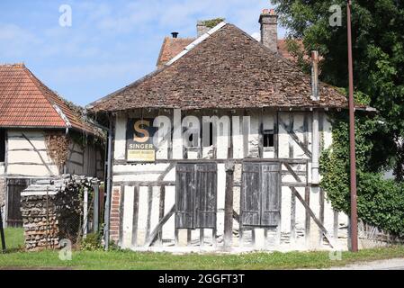 Su un vecchio annuncio su un edificio molto vecchio a graticcio in Francia Foto Stock