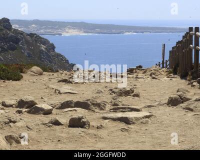 Sintra, Portogallo. 31 ago 2021. (INT) i turisti godono del bellissimo paesaggio di Cabo da Roca in Portogallo. 31 agosto 2021, Sintra, Portogallo: I turisti godono il bellissimo paesaggio di Cabo da Roca, uno dei luoghi più visitati nel comune di Sintra, nella regione metropolitana di Lisbona, Martedì (31). Sopra Cabo da Roca, il punto più occidentale del continente europeo, il poeta e scrittore portoghese Luis Vaz de Camoes scrisse: ''qui finisce la terra e inizia il mare' (Credit Image: © Edson De Souza/TheNEWS2 via ZUMA Press Wire) Foto Stock