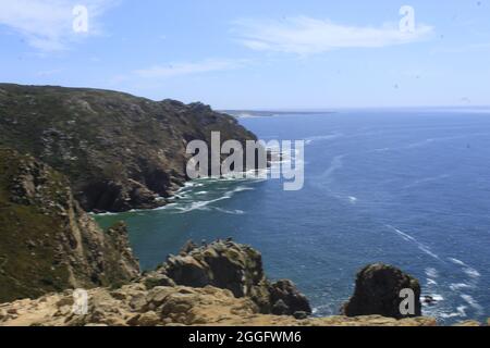 Sintra, Portogallo. 31 ago 2021. (INT) i turisti godono del bellissimo paesaggio di Cabo da Roca in Portogallo. 31 agosto 2021, Sintra, Portogallo: I turisti godono il bellissimo paesaggio di Cabo da Roca, uno dei luoghi più visitati nel comune di Sintra, nella regione metropolitana di Lisbona, Martedì (31). Sopra Cabo da Roca, il punto più occidentale del continente europeo, il poeta e scrittore portoghese Luis Vaz de Camoes scrisse: ''qui finisce la terra e inizia il mare' (Credit Image: © Edson De Souza/TheNEWS2 via ZUMA Press Wire) Foto Stock