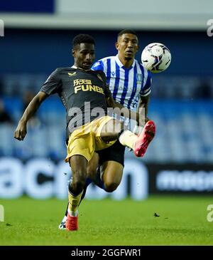 Matty Bondswell del Newcastle United è in azione con Liam Palmer di Sheffield Wednesday durante la partita del Papa John's Trophy, Northern Group H a Hillsborough, Sheffield. Data foto: Martedì 31 agosto 2021. Foto Stock