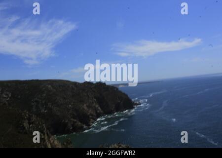 Sintra, Portogallo. 31 ago 2021. (INT) i turisti godono del bellissimo paesaggio di Cabo da Roca in Portogallo. 31 agosto 2021, Sintra, Portogallo: I turisti godono il bellissimo paesaggio di Cabo da Roca, uno dei luoghi più visitati nel comune di Sintra, nella regione metropolitana di Lisbona, Martedì (31). Sopra Cabo da Roca, il punto più occidentale del continente europeo, il poeta e scrittore portoghese Luis Vaz de Camoes scrisse: ''qui finisce la terra e inizia il mare' (Credit Image: © Edson De Souza/TheNEWS2 via ZUMA Press Wire) Foto Stock