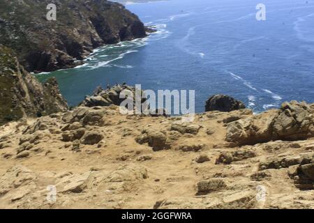 Sintra, Portogallo. 31 ago 2021. (INT) i turisti godono del bellissimo paesaggio di Cabo da Roca in Portogallo. 31 agosto 2021, Sintra, Portogallo: I turisti godono il bellissimo paesaggio di Cabo da Roca, uno dei luoghi più visitati nel comune di Sintra, nella regione metropolitana di Lisbona, Martedì (31). Sopra Cabo da Roca, il punto più occidentale del continente europeo, il poeta e scrittore portoghese Luis Vaz de Camoes scrisse: ''qui finisce la terra e inizia il mare' (Credit Image: © Edson De Souza/TheNEWS2 via ZUMA Press Wire) Foto Stock