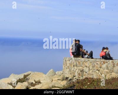 Sintra, Portogallo. 31 ago 2021. (INT) i turisti godono del bellissimo paesaggio di Cabo da Roca in Portogallo. 31 agosto 2021, Sintra, Portogallo: I turisti godono il bellissimo paesaggio di Cabo da Roca, uno dei luoghi più visitati nel comune di Sintra, nella regione metropolitana di Lisbona, Martedì (31). Sopra Cabo da Roca, il punto più occidentale del continente europeo, il poeta e scrittore portoghese Luis Vaz de Camoes scrisse: ''qui finisce la terra e inizia il mare' (Credit Image: © Edson De Souza/TheNEWS2 via ZUMA Press Wire) Foto Stock