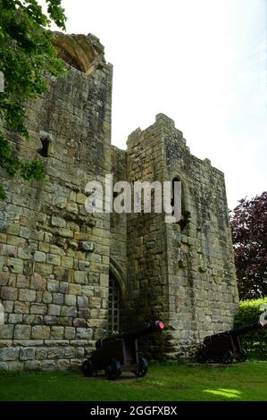 Una vista delle rovine del castello medievale in centro nel Northumberland Foto Stock