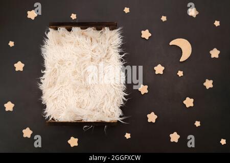 Fotografia neonato sfondo/sfondo grigio scuro con luna e stelle in feltrato beige Foto Stock