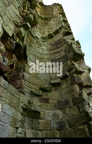 Una vista delle rovine del castello medievale in centro nel Northumberland Foto Stock