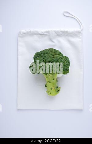 Concetto creativo di borse di alimentari riutilizzabili. Broccoli su una borsa bianca. Responsabilità ambientale e sociale? Disposizione piatta. Vista dall'alto. Foto di alta qualità Foto Stock