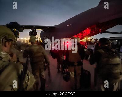 I paracadutisti assegnati alla 82° Divisione Airborne si preparano a salire a bordo di una US Air Force C-17 il 30 agosto 2021 presso l'aeroporto internazionale Hamid Karzai. (STATI UNITI Foto dell'esercito di Master Sgt. Alexander Burnett, 82nd Airborne Public Affairs). Foto Stock