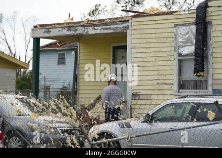 Houma, Stati Uniti d'America. 30 ago 2021. Houma, Stati Uniti d'America. 30 Agosto 2021. FEMA Texas Task Force 1 First Responders controlla le case per i sopravvissuti durante le valutazioni preliminari dei danni dopo l'uragano Ida 30 agosto 2021 a Houma, Louisiana. Ida ha attraversato la zona con venti di 150 mph e fatto la caduta 16 anni fa al giorno dell'uragano Katrina. Credit: Julie Joseph/FEMA/Alamy Live News Foto Stock