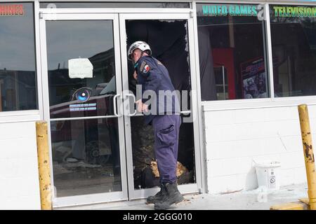 Houma, Stati Uniti d'America. 30 ago 2021. Houma, Stati Uniti d'America. 30 Agosto 2021. FEMA Texas Task Force 1 First Responders controlla le case per i sopravvissuti durante le valutazioni preliminari dei danni dopo l'uragano Ida 30 agosto 2021 a Houma, Louisiana. Ida ha attraversato la zona con venti di 150 mph e fatto la caduta 16 anni fa al giorno dell'uragano Katrina. Credit: Julie Joseph/FEMA/Alamy Live News Foto Stock