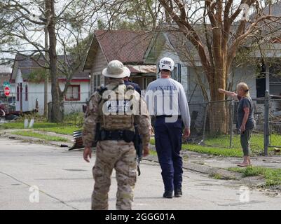 Houma, Stati Uniti d'America. 30 ago 2021. Houma, Stati Uniti d'America. 30 Agosto 2021. FEMA Texas Task Force 1 First Responders controlla le case per i sopravvissuti durante le valutazioni preliminari dei danni dopo l'uragano Ida 30 agosto 2021 a Houma, Louisiana. Ida ha attraversato la zona con venti di 150 mph e fatto la caduta 16 anni fa al giorno dell'uragano Katrina. Credit: Julie Joseph/FEMA/Alamy Live News Foto Stock