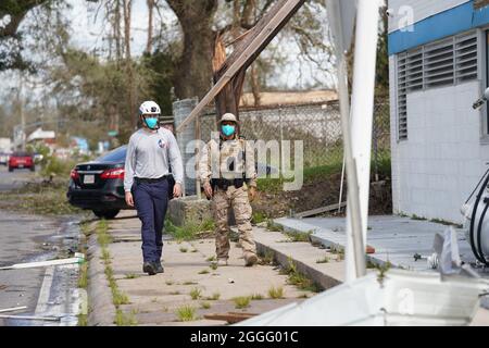 Houma, Stati Uniti d'America. 30 ago 2021. Houma, Stati Uniti d'America. 30 Agosto 2021. FEMA Texas Task Force 1 First Responders controlla le case per i sopravvissuti durante le valutazioni preliminari dei danni dopo l'uragano Ida 30 agosto 2021 a Houma, Louisiana. Ida ha attraversato la zona con venti di 150 mph e fatto la caduta 16 anni fa al giorno dell'uragano Katrina. Credit: Julie Joseph/FEMA/Alamy Live News Foto Stock