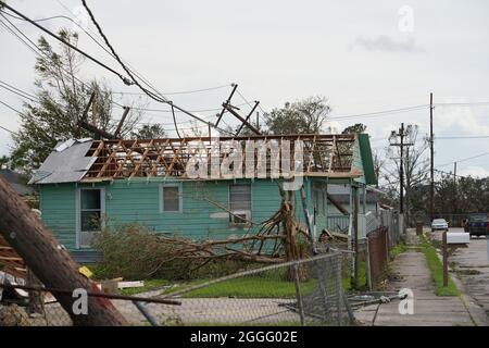 Houma, Stati Uniti d'America. 30 ago 2021. Houma, Stati Uniti d'America. 30 Agosto 2021. Case distrutte dall'uragano Ida 30 agosto 2021 a Houma, Louisiana. Ida ha attraversato la zona con venti di 150 mph e fatto la caduta 16 anni fa al giorno dell'uragano Katrina. Credit: Julie Joseph/FEMA/Alamy Live News Foto Stock