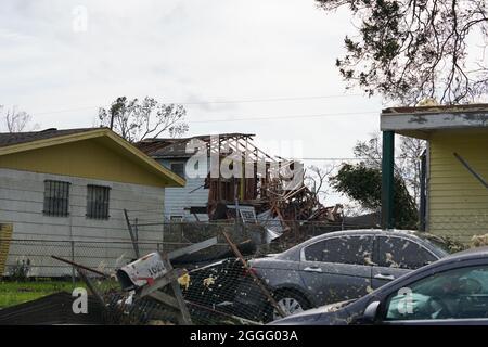 Houma, Stati Uniti d'America. 30 ago 2021. Houma, Stati Uniti d'America. 30 Agosto 2021. Case distrutte dall'uragano Ida 30 agosto 2021 a Houma, Louisiana. Ida ha attraversato la zona con venti di 150 mph e fatto la caduta 16 anni fa al giorno dell'uragano Katrina. Credit: Julie Joseph/FEMA/Alamy Live News Foto Stock