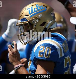 28 agosto 2021 - il linebacker UCLA Bruins Kain Medrano #20 si riscalda prima di una partita tra i Bruins UCLA e i Guerrieri dell'arcobaleno delle Hawaii al Rose Bowl di Pasadena, CA - Michael Sullivan/CSM Foto Stock