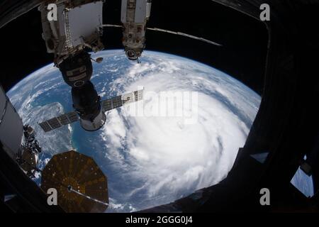 Vista che mostra il muro degli occhi dell'uragano Ida, una tempesta di categoria 4 come colpisce la costa della bassa Louisiana presa dalla Stazione spaziale Internazionale 28 agosto 2021 sopra New Orleans, Louisiana. IDA sta impacchettando venti di 150 mph fatto la caduta 16 anni fa al giorno dell'uragano Katrina. Foto Stock