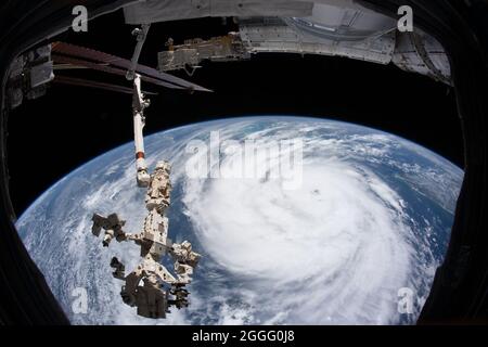 Vista che mostra il muro degli occhi dell'uragano Ida, una tempesta di categoria 4 come colpisce la costa della bassa Louisiana presa dalla Stazione spaziale Internazionale 28 agosto 2021 sopra New Orleans, Louisiana. IDA sta impacchettando venti di 150 mph fatto la caduta 16 anni fa al giorno dell'uragano Katrina. Foto Stock