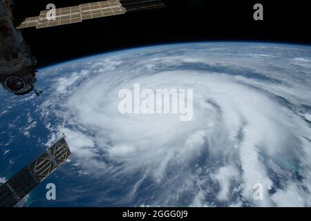 Vista che mostra il muro degli occhi dell'uragano Ida, una tempesta di categoria 4 come colpisce la costa della bassa Louisiana presa dalla Stazione spaziale Internazionale 28 agosto 2021 sopra New Orleans, Louisiana. IDA sta impacchettando venti di 150 mph fatto la caduta 16 anni fa al giorno dell'uragano Katrina. Foto Stock