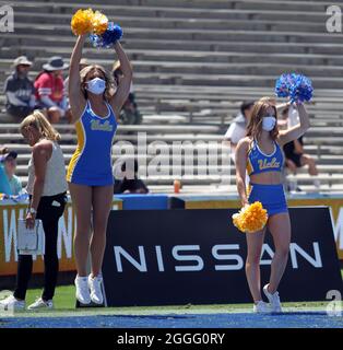 28 agosto 2021 - UCLA cheerleaders durante una partita tra gli UCLA Bruins e i Hawaii Rainbow Warriors al Rose Bowl di Pasadena, CA - Michael Sullivan/CSM Foto Stock