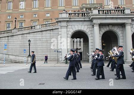 Banda di musica militare Marching a Stoccolma, Svezia Foto Stock