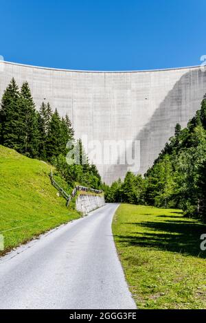 Enorme diga in calcestruzzo di apline nella soleggiata giornata estiva. Zillergrundl Speicher, Alpi Zillertal, Austria Foto Stock