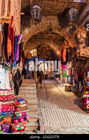 LA PAZ, BOLIVIA - 28 APRILE 2015: Vista notturna di un negozio di souvenir in un centro storico di la Paz, Bolivia Foto Stock