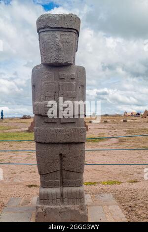 Monolito a Tiwanaku, Altiplano, regione di Titicaca, Bolivia - una delle due grandi figure antropomorfe ancora in piedi sul tumulo di Kalasasaya. Tiwanaku Foto Stock