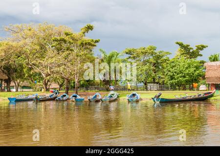 SANTA ROSA DE YACUMA, BOLIVIA - 4 MAGGIO 2015: Turisti che si preparano per una gita in barca lungo il fiume Yacuma, Bolivia Foto Stock