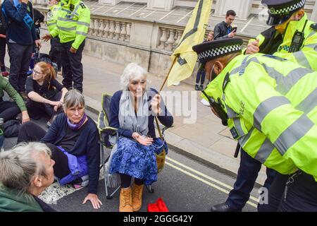 Londra, Regno Unito. 31 ago 2021. Un ufficiale di polizia parla a un manifestante che si rifiuta di muoversi durante la ribellione PRAM.i manifestanti della ribellione di estinzione vestiti in nero marched con pram a Westminster come parte della loro due settimane impossibile campagna di ribellione, chiedendo al governo britannico di agire in modo significativo sul clima e la crisi ecologica. (Foto di Vuk Valcic/SOPA Images/Sipa USA) Credit: Sipa USA/Alamy Live News Foto Stock