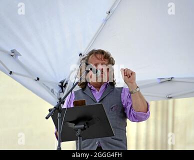 Yopeka, KS, USA. 28 agosto 2021. Conservatore radio talk show ospite Jim Price rivolgendosi alla folla di Patrioti fuori del palazzo del governo dello Stato del Kansas durante il rally Freedom . Agosto 28, 2021. Credit: Mark Reinstein/Media Punch/Alamy Live News Foto Stock