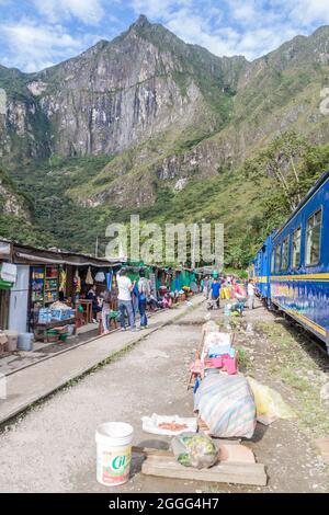 HIDROELECTRICA, PERÙ - 17 MAGGIO 2015: Il treno ferroviario del Perù ferma alla stazione Hidroelectrica nella valle del fiume Urubamba. Treno direzione Aguas Calientes Foto Stock